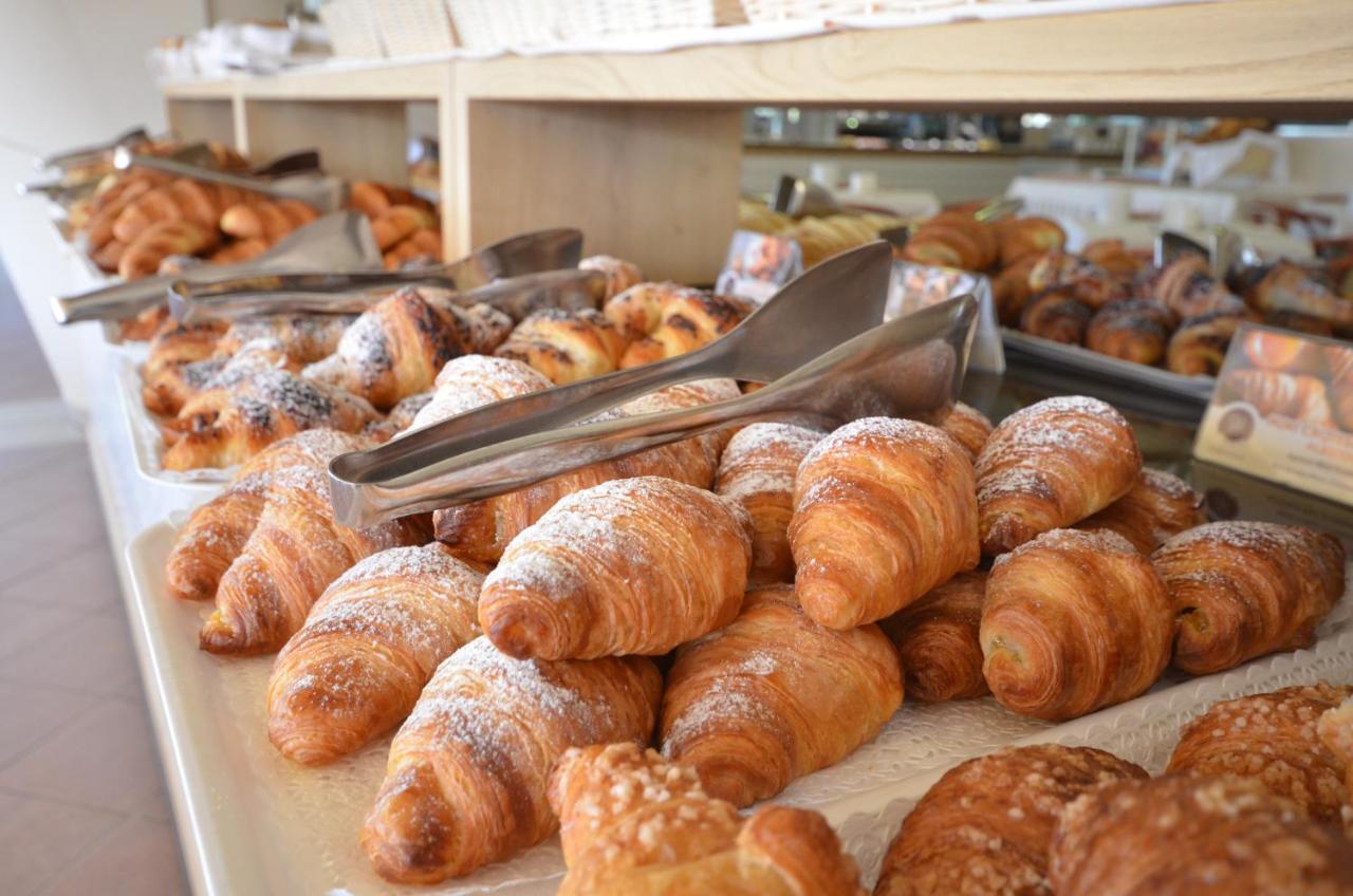 Savoy Beach Hotel & Thermal Spa Bibione Exterior foto Croissants
