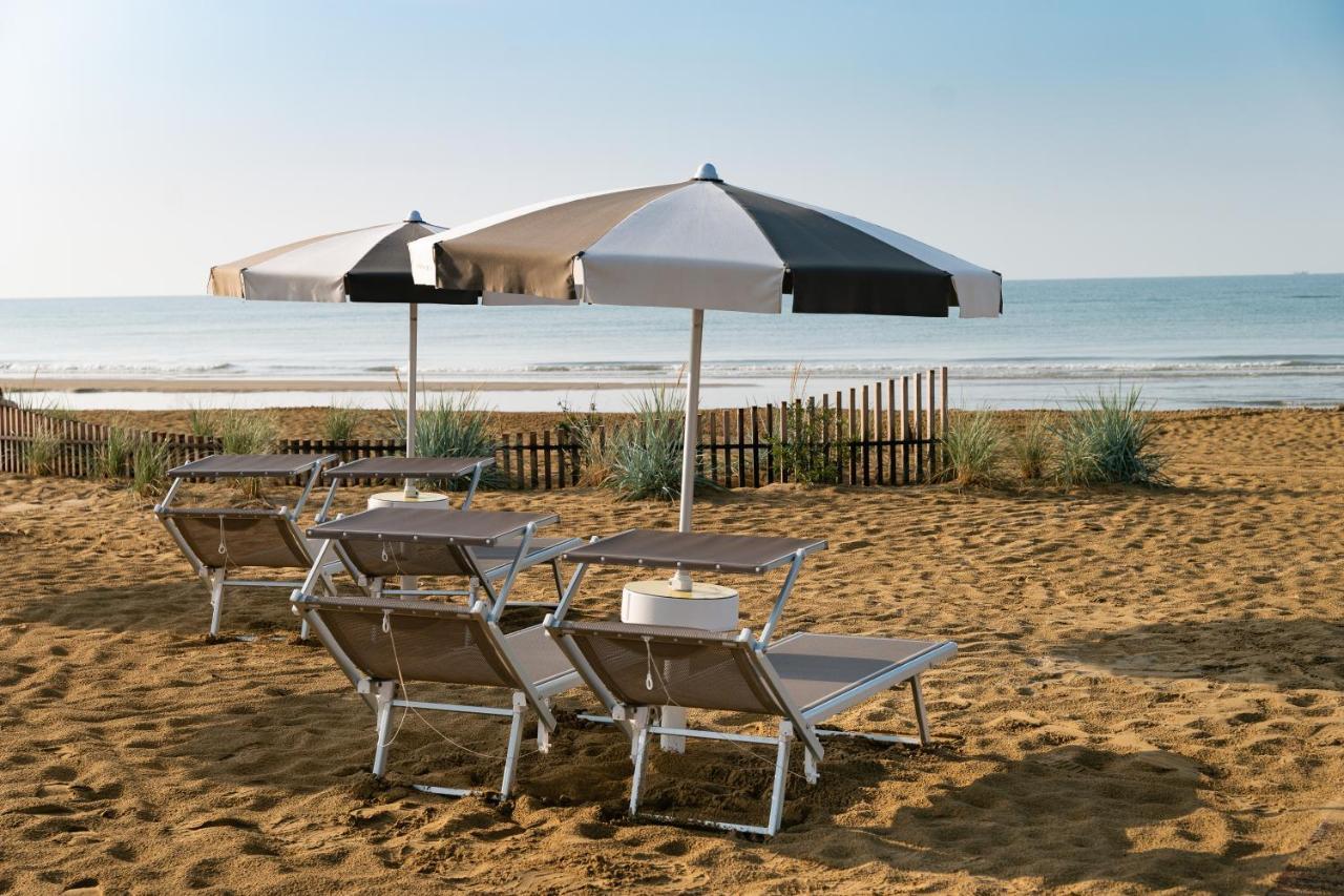 Savoy Beach Hotel & Thermal Spa Bibione Exterior foto Beach furniture