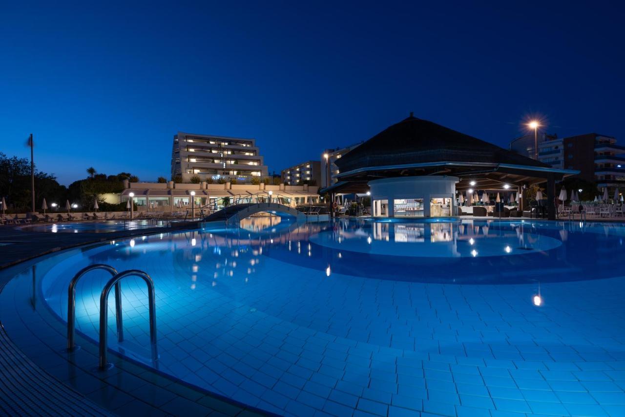Savoy Beach Hotel & Thermal Spa Bibione Exterior foto The resort at night