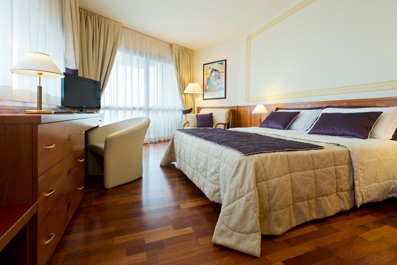 Savoy Beach Hotel & Thermal Spa Bibione Exterior foto A room at the hotel