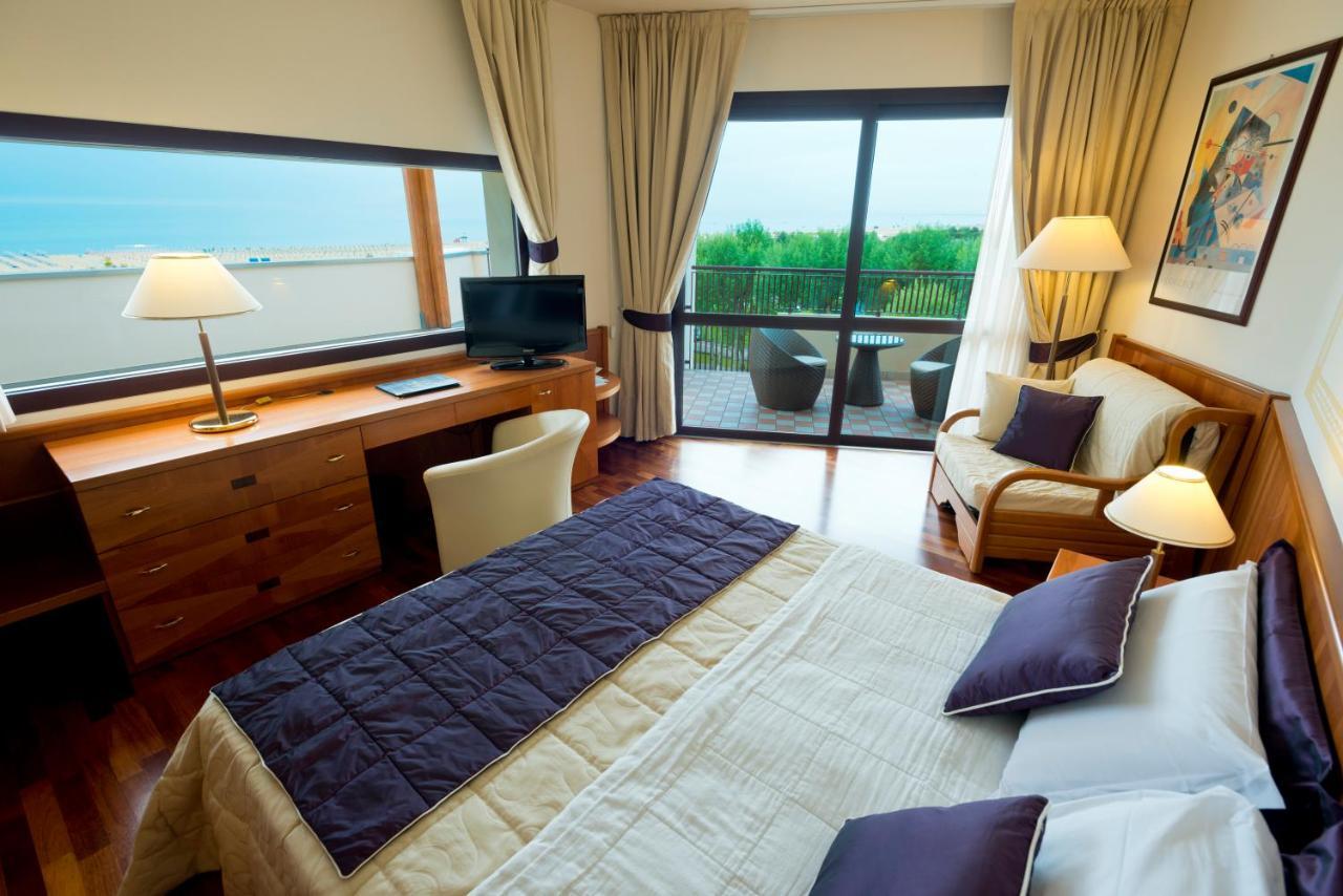 Savoy Beach Hotel & Thermal Spa Bibione Exterior foto A room at the hotel