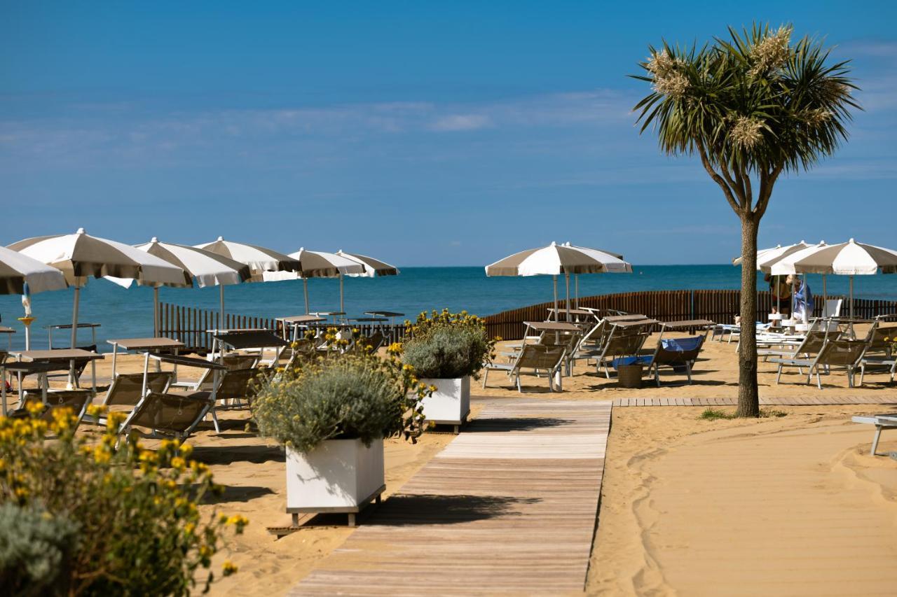 Savoy Beach Hotel & Thermal Spa Bibione Exterior foto The beach at Port-Camargue