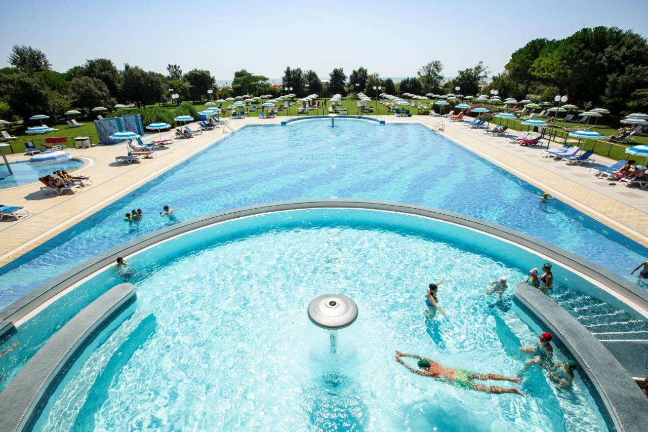 Savoy Beach Hotel & Thermal Spa Bibione Exterior foto The swimming pool at the spa