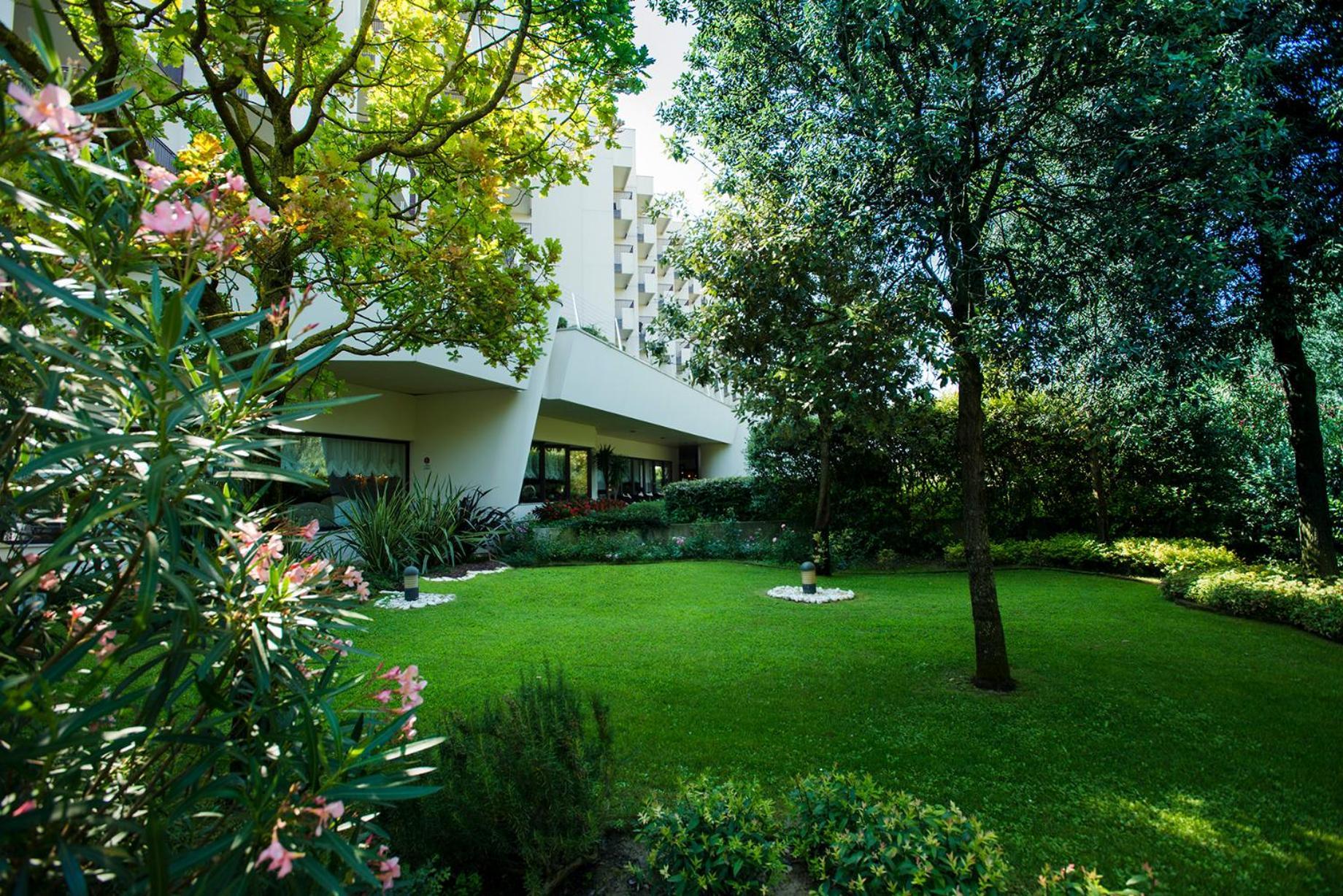 Savoy Beach Hotel & Thermal Spa Bibione Exterior foto Villa E-1027