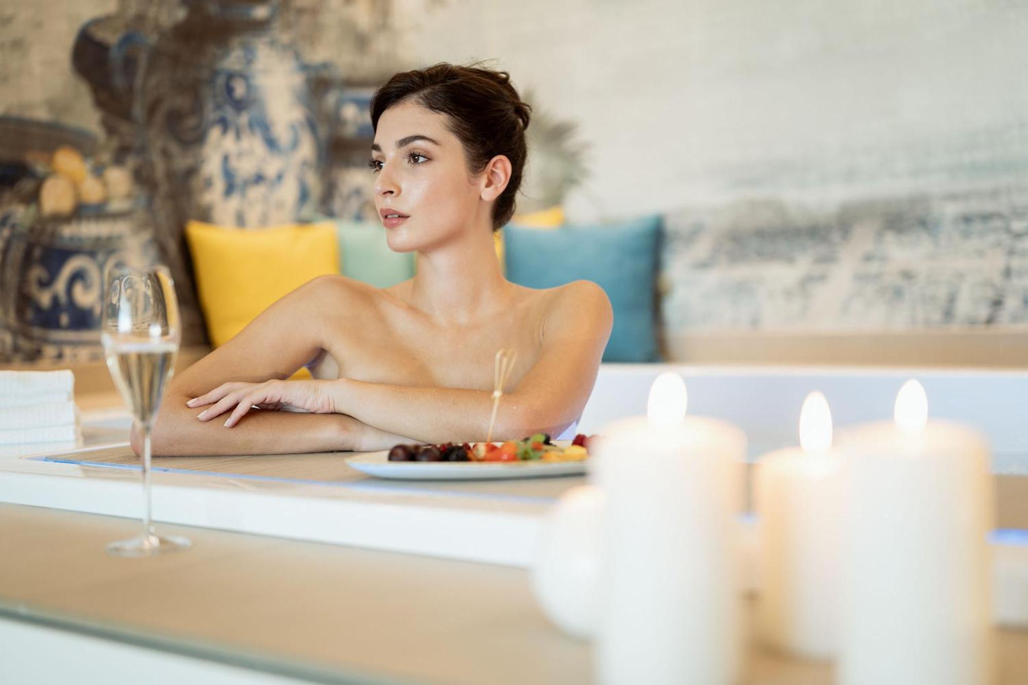 Savoy Beach Hotel & Thermal Spa Bibione Exterior foto A woman at a spa