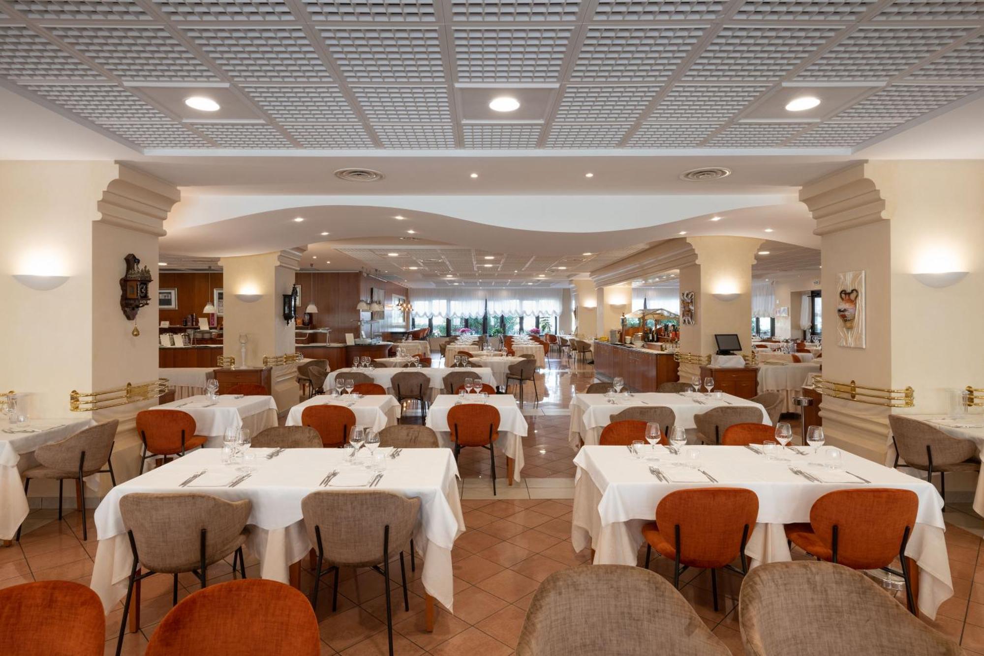 Savoy Beach Hotel & Thermal Spa Bibione Exterior foto The dining room
