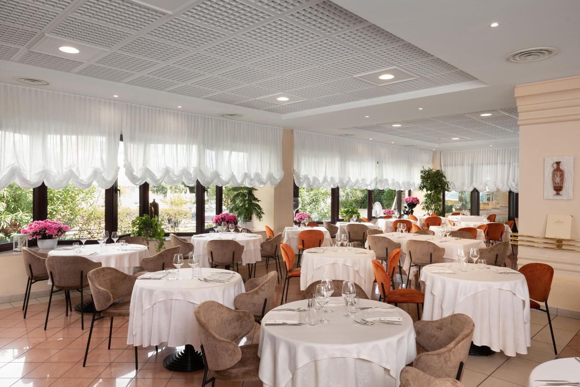 Savoy Beach Hotel & Thermal Spa Bibione Exterior foto Restaurant interior