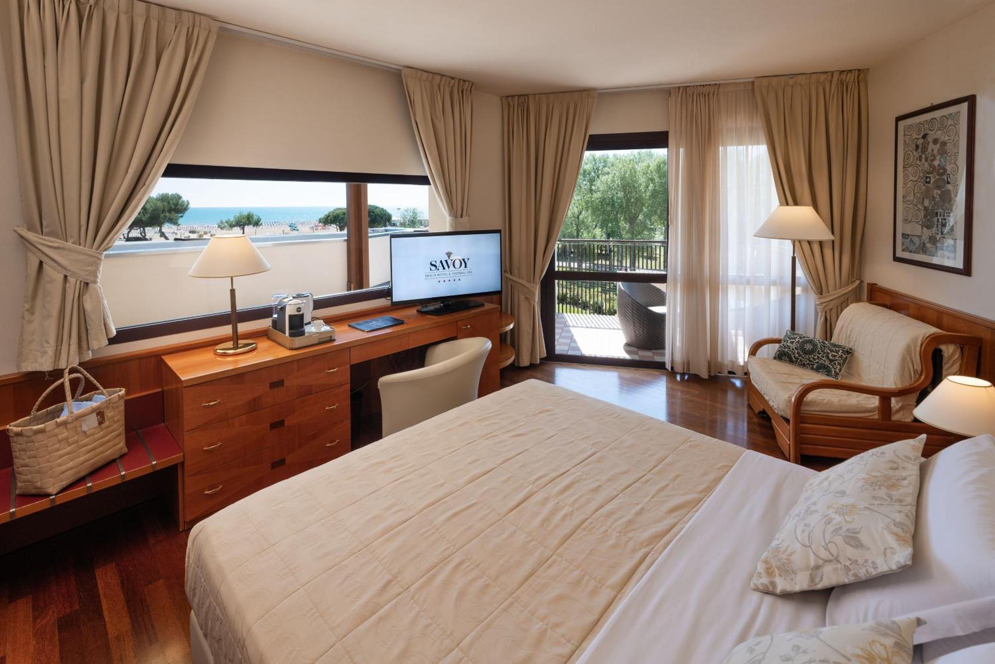 Savoy Beach Hotel & Thermal Spa Bibione Exterior foto A room at the hotel