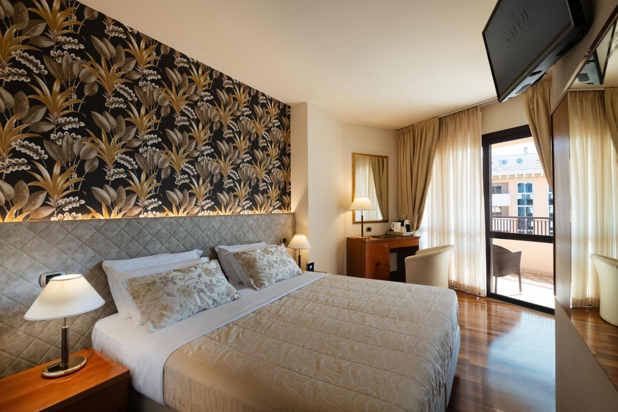 Savoy Beach Hotel & Thermal Spa Bibione Exterior foto A room at the hotel