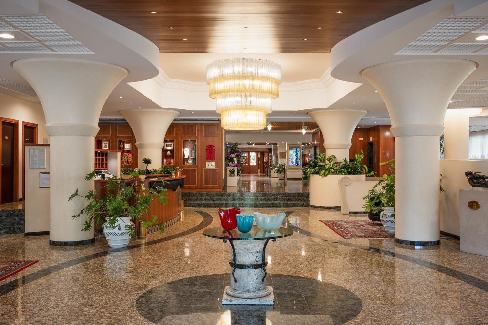 Savoy Beach Hotel & Thermal Spa Bibione Exterior foto Lobby