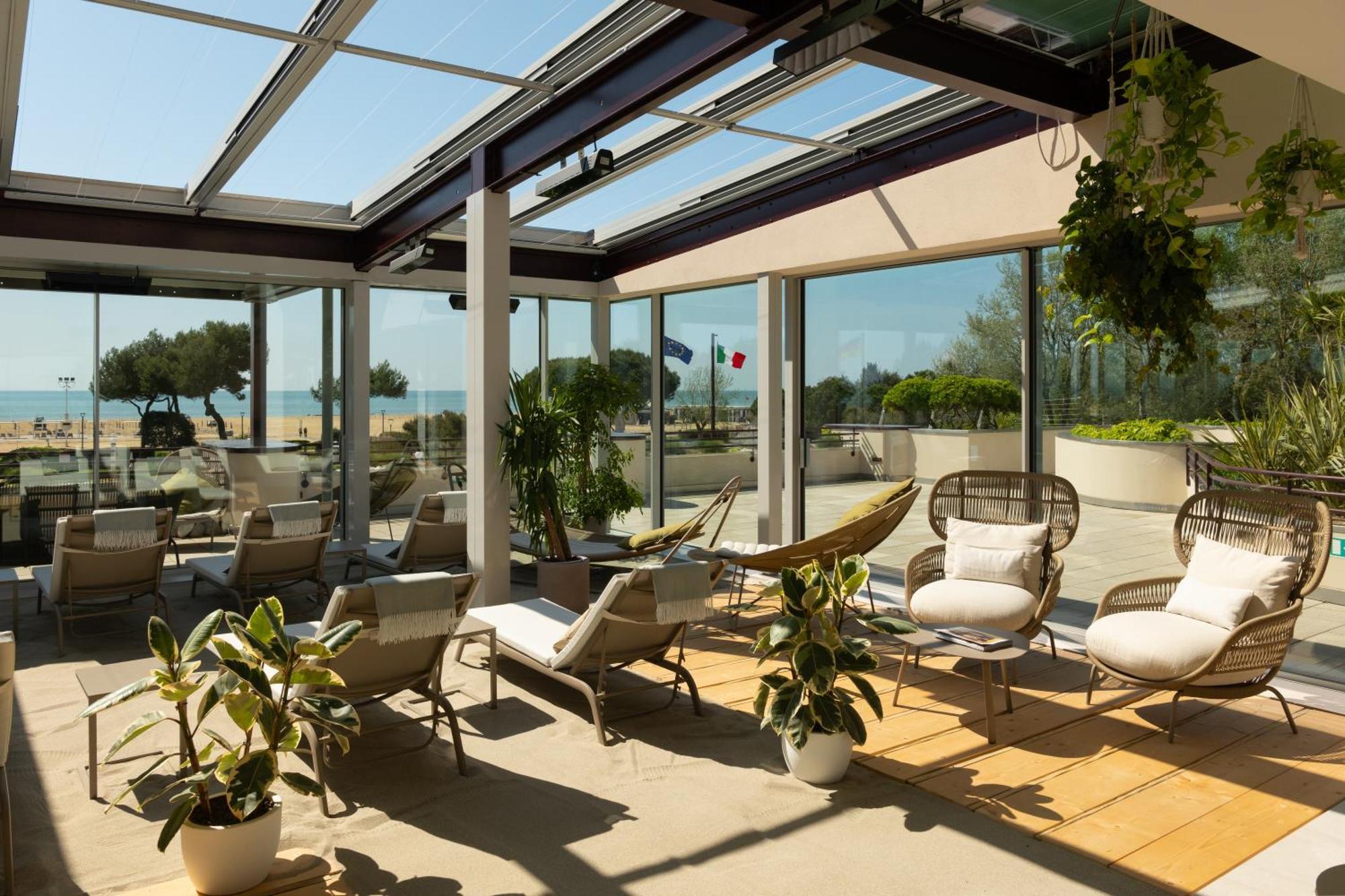 Savoy Beach Hotel & Thermal Spa Bibione Exterior foto The hotel's rooftop lounge