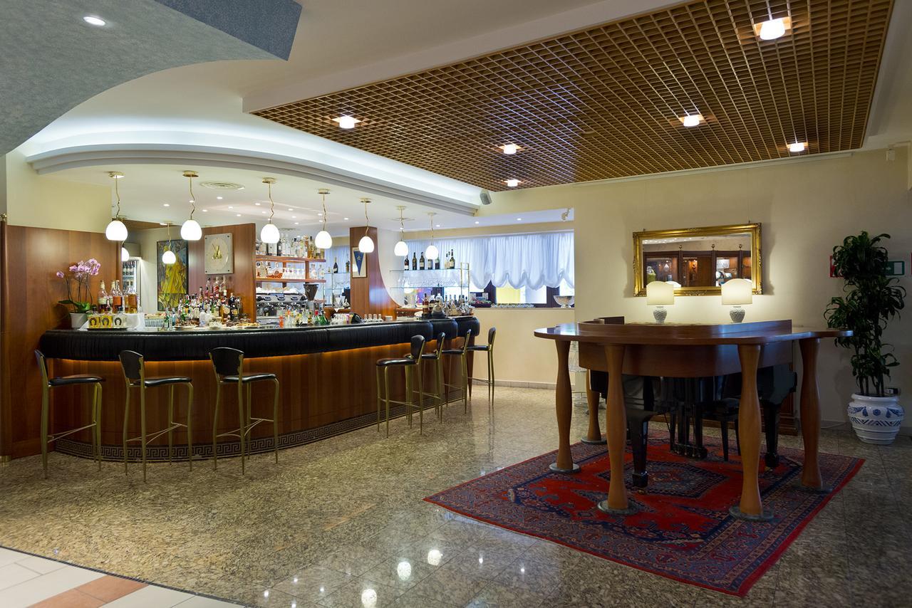 Savoy Beach Hotel & Thermal Spa Bibione Exterior foto The lounge at the airport