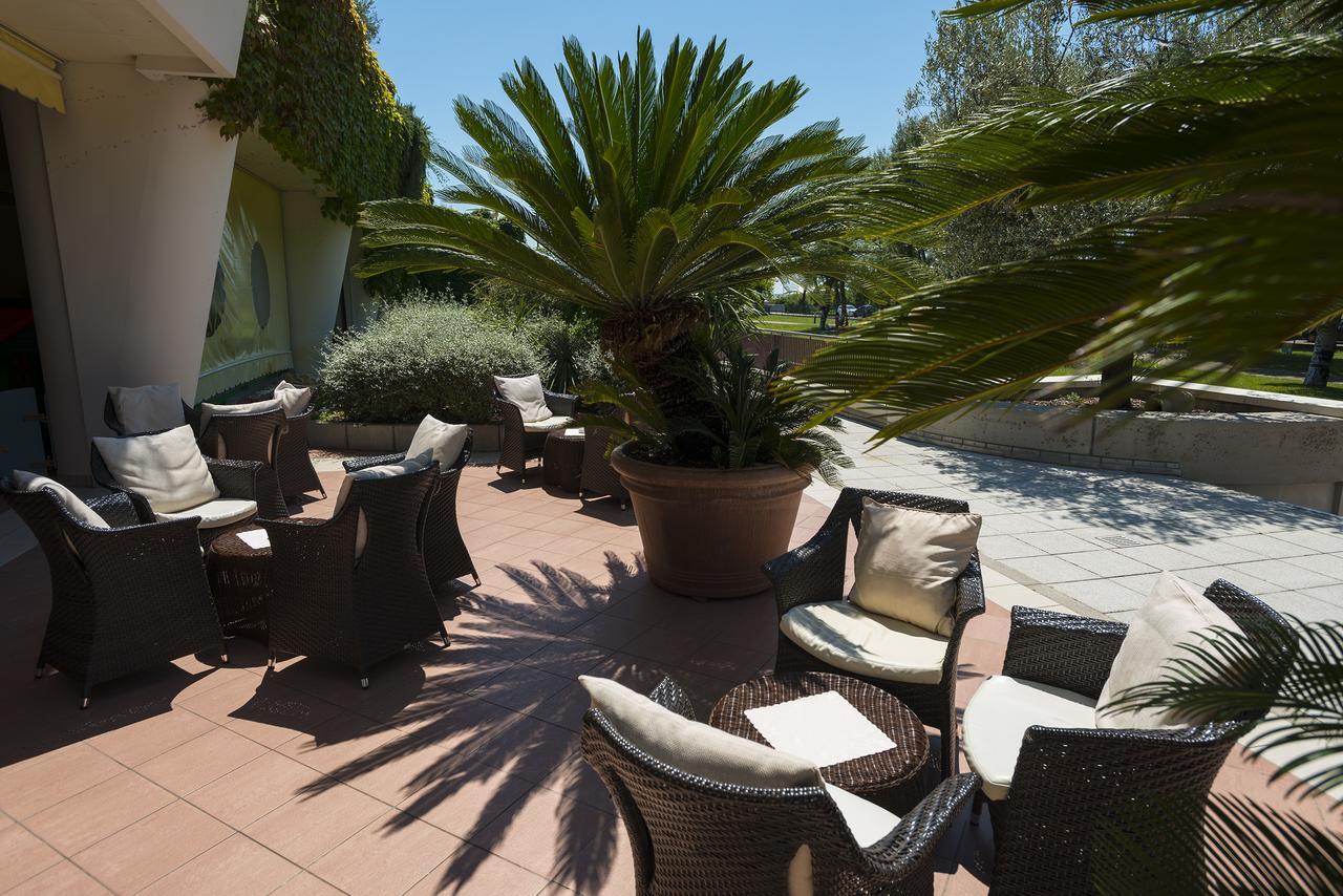 Savoy Beach Hotel & Thermal Spa Bibione Exterior foto The hotel's terrace