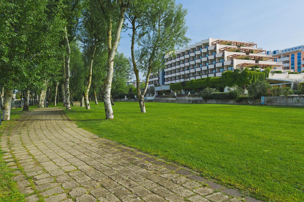 Savoy Beach Hotel & Thermal Spa Bibione Exterior foto The campus